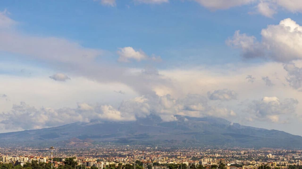 Etna Yanardağı'nın Kül Püskürtmesi Nedeniyle Katanya Havalimanı Uçuşları Durduruldu