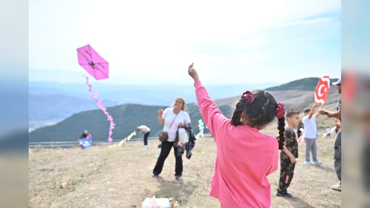 Gemlik'te Gökyüzü Renklendi: 2. Uçurtma Şenliği'nde 700 Çocuğa Ücretsiz Eğlence