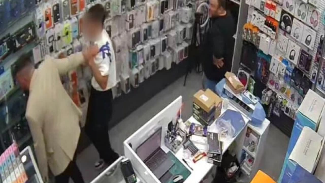 Eskişehir'de Silahlı Kavgadan Kaçan Çocuk Telefoncuya Sığındı: Dehşet Anları Kamerada