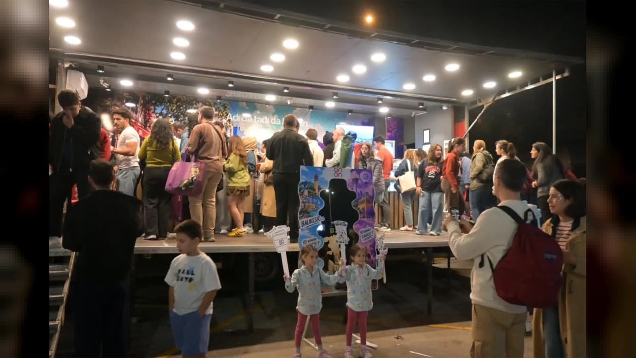 Ankara Coffee Festivali'nde Ahmet Akın Sürprizi: Barista Önlüğünü Takıp Kahve Dağıttı