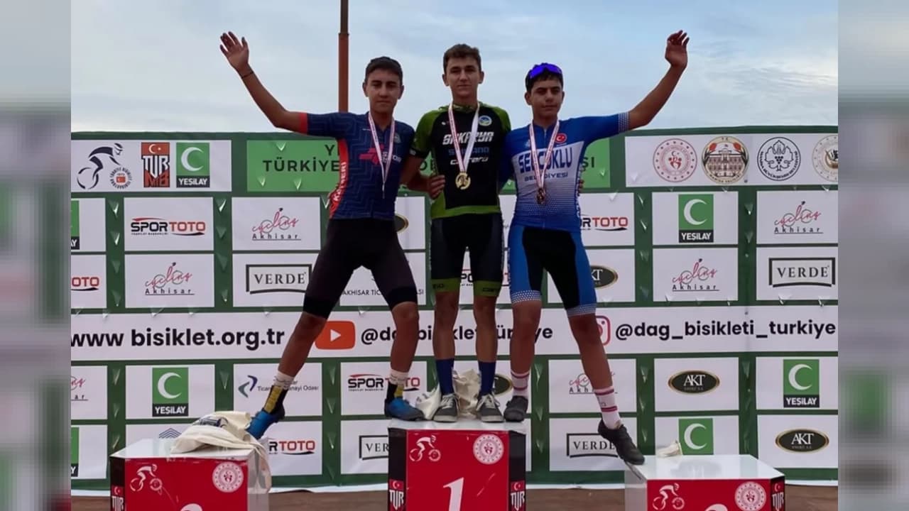 Sakarya Büyükşehir'in genç pedallarından Manisa'da madalya yağmuru