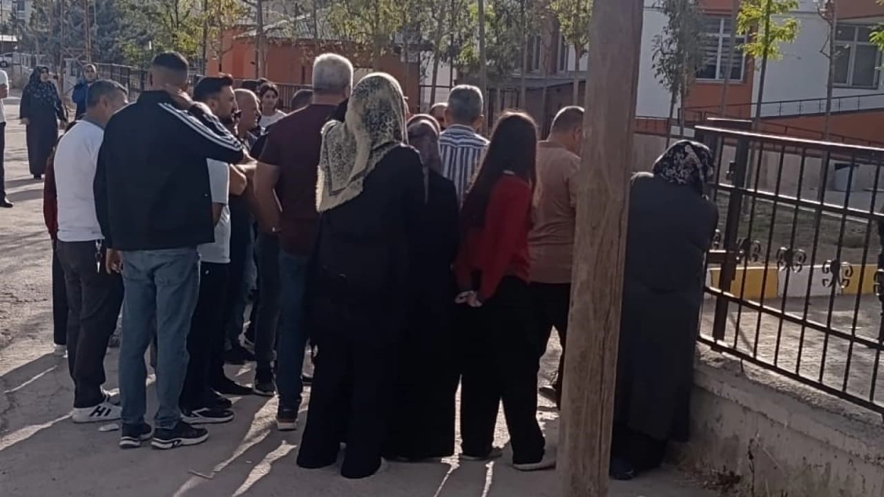 Van'da Okulda Silah Paniği: Kız Öğrenci Pompalı Tüfekle Derse Girdi!