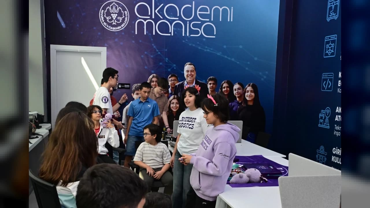 Akademi Manisa'da Robotik Coşkusu: Lavender Robotics Gençlerle Buluştu