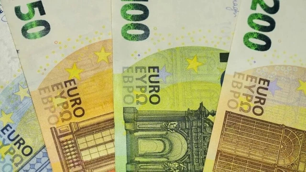 Euro Dolar Karşısında Son Üç Ayın En Düşük Seviyesine Geriledi