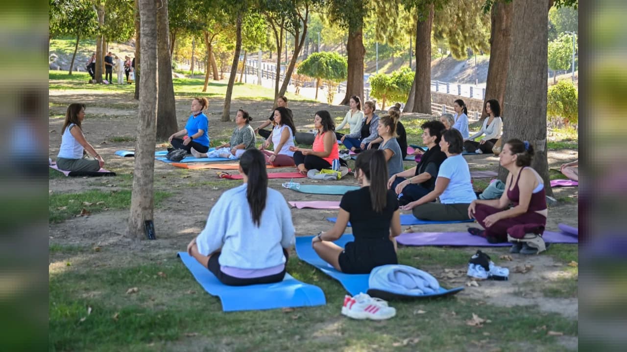 Bornova Belediyesi'nden Kadınlara Özel Açık Havada Yoga Etkinliği