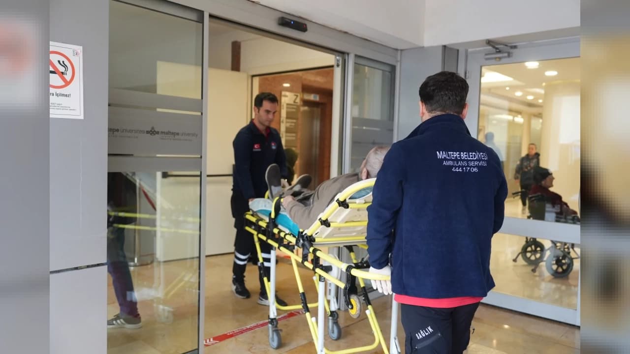 Maltepe Belediyesi’nden Yatağa Bağımlı ve Hareket Kısıtlı Vatandaşlara Nakil Ambulans Desteği