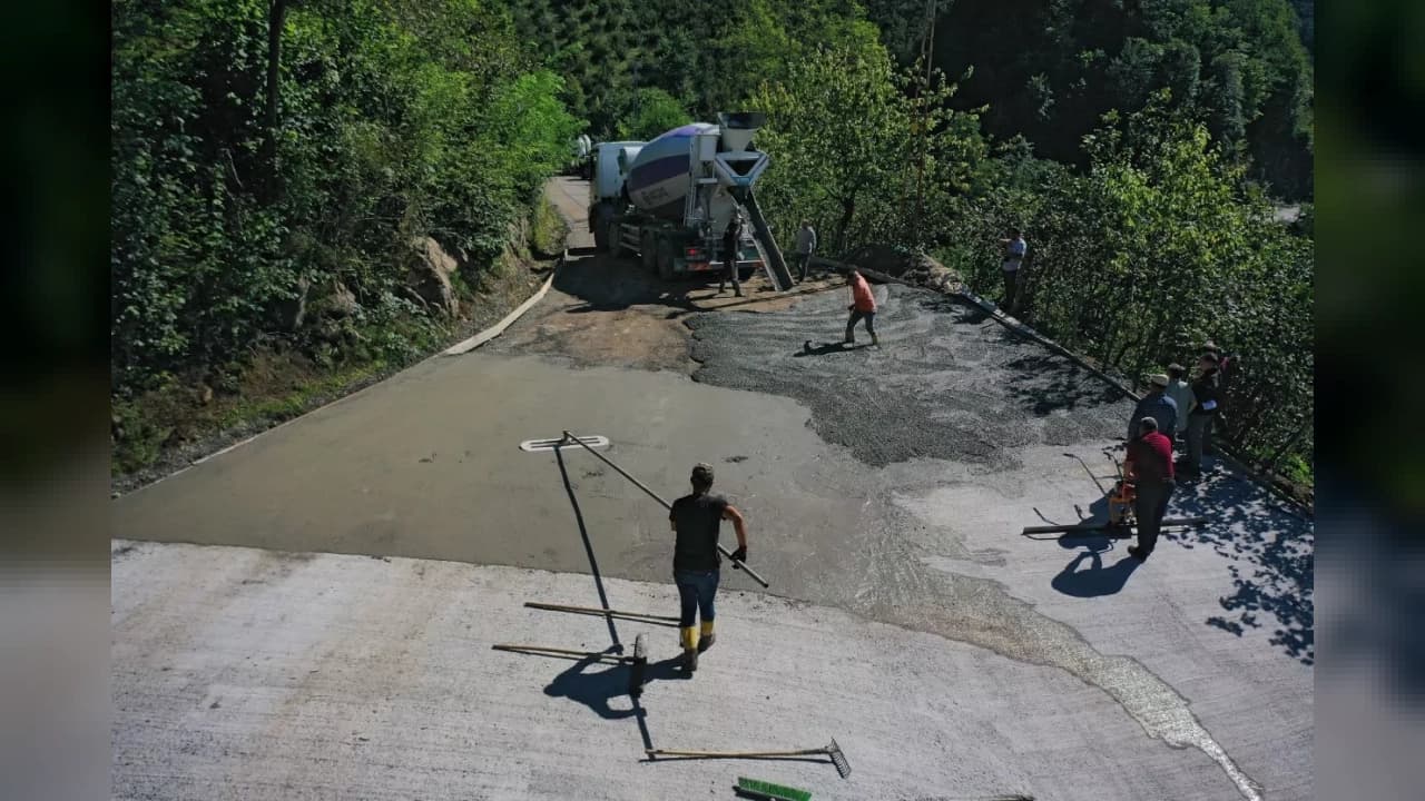 Ordu Büyükşehir Belediyesi Kabadüz Akgüney Mahallesinde Beton Yol Çalışmalarını Tamamladı