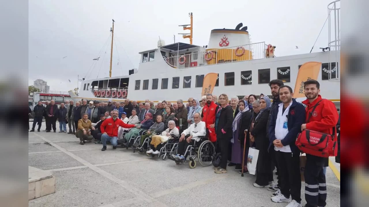 Darülaceze Sakinleri 1 Ekim Dünya Yaşlılar Günü'nde Şehir Hatları ile Denize Açıldı