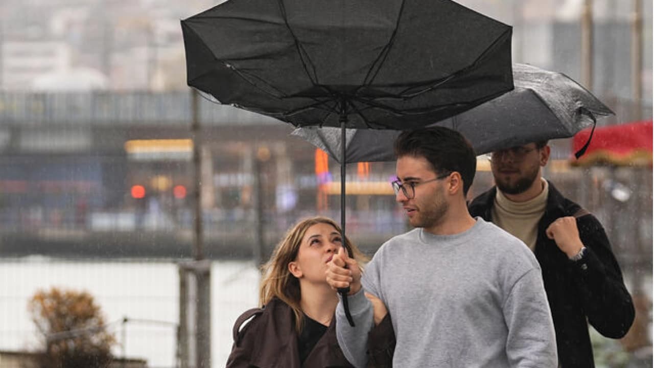 İstanbul ve Çevre İller İçin Kuvvetli Yağış ve Fırtına Uyarısı Yapıldı