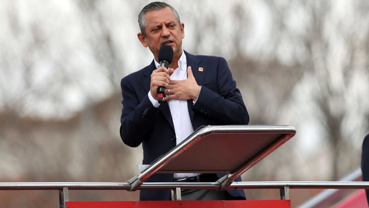 Özgür Özel den Van Mitinginde Kayyum ve Barış Süreci Açıklamaları