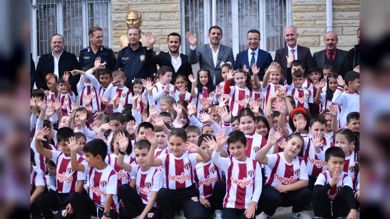 İnegölspor'dan 750 Öğrenciye Forma Desteği: Yeniceköy'de Dağıtım Yapıldı