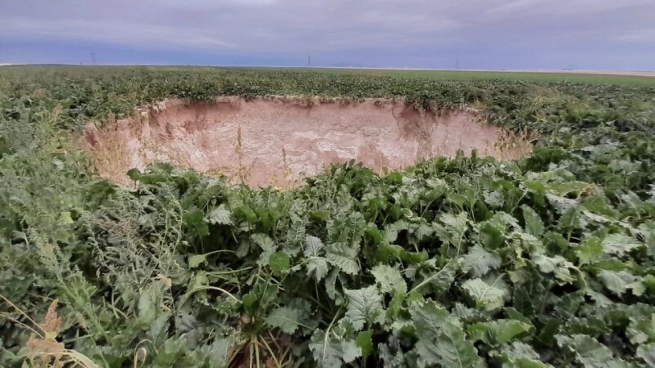 Konya Karapınar'da Pancar Tarlasında 15 Metre Çapında Obruk Oluştu