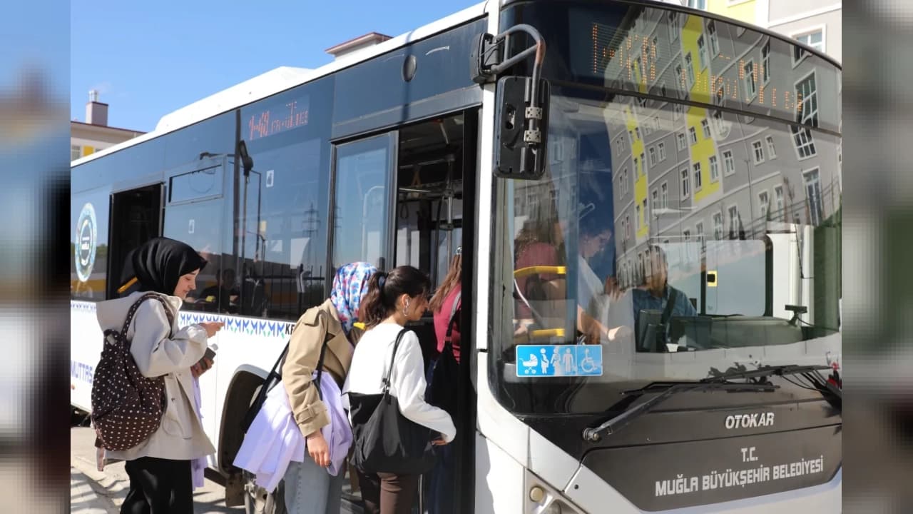Muğla'da 7 Bin 500 Öğrencinin Ulaşım Çilesi Bitti: 800 Metrelik Zorlu Yürüyüş Sona Erdi