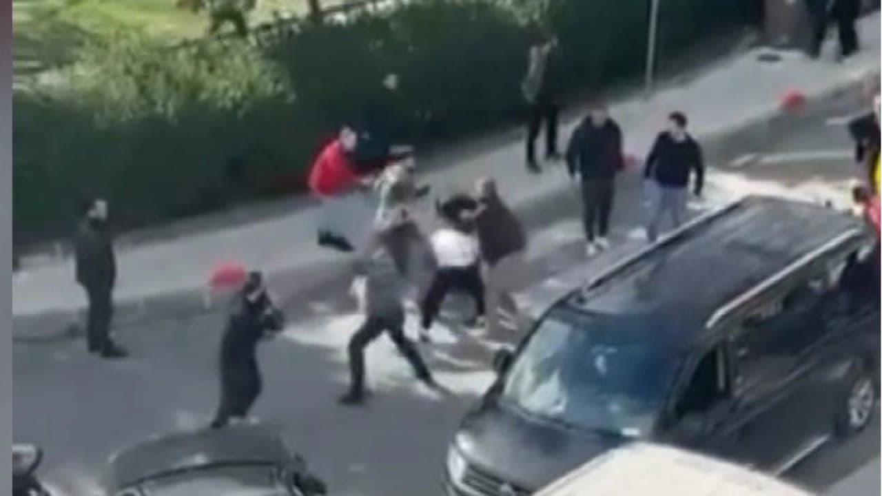 Bayrampaşa'da Yol Verme Kavgası Kamerada: Sürücüler Tekme Tokat Birbirine Girdi
