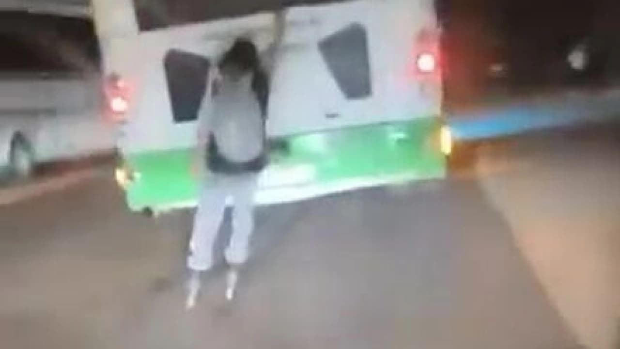 Bursa'da Patenli Gencin Özel Halk Otobüsü Arkasındaki Tehlikeli Yolculuğu Kamerada
