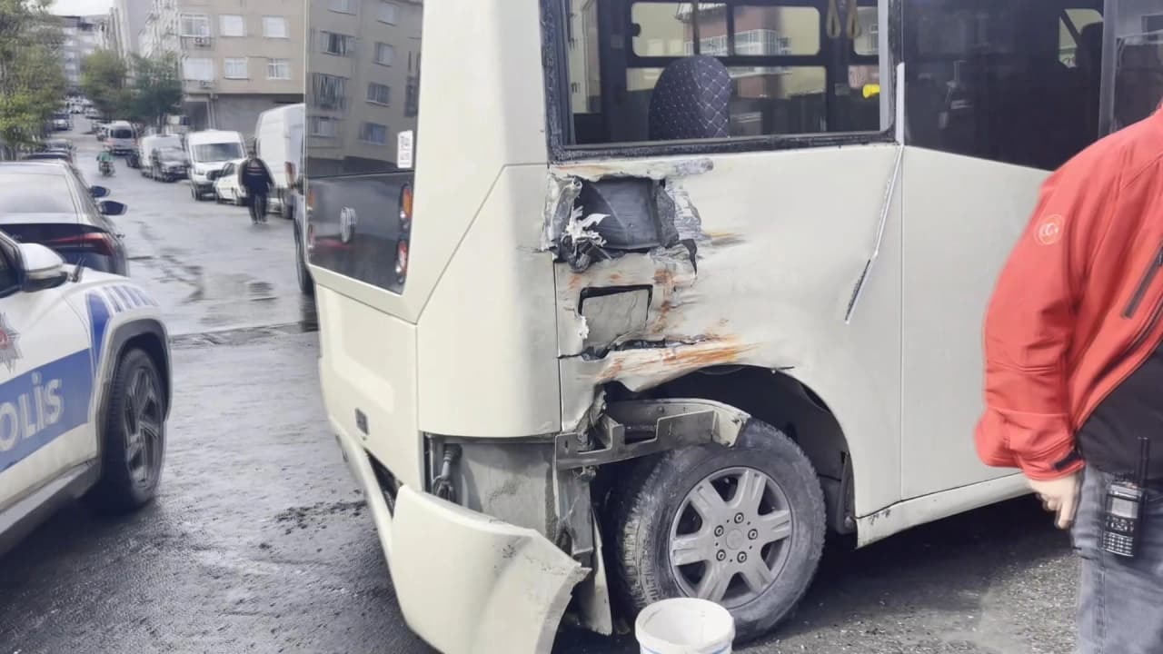 Güngören'de Tramvay Ticari Minibüse Çarptı: Kazada Yaralılar Var