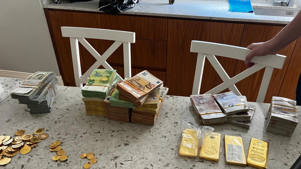 Mersin Belediyelerine Yolsuzluk Soruşturmasında Şüphelinin Evinden Döviz ve Altın Çıktı