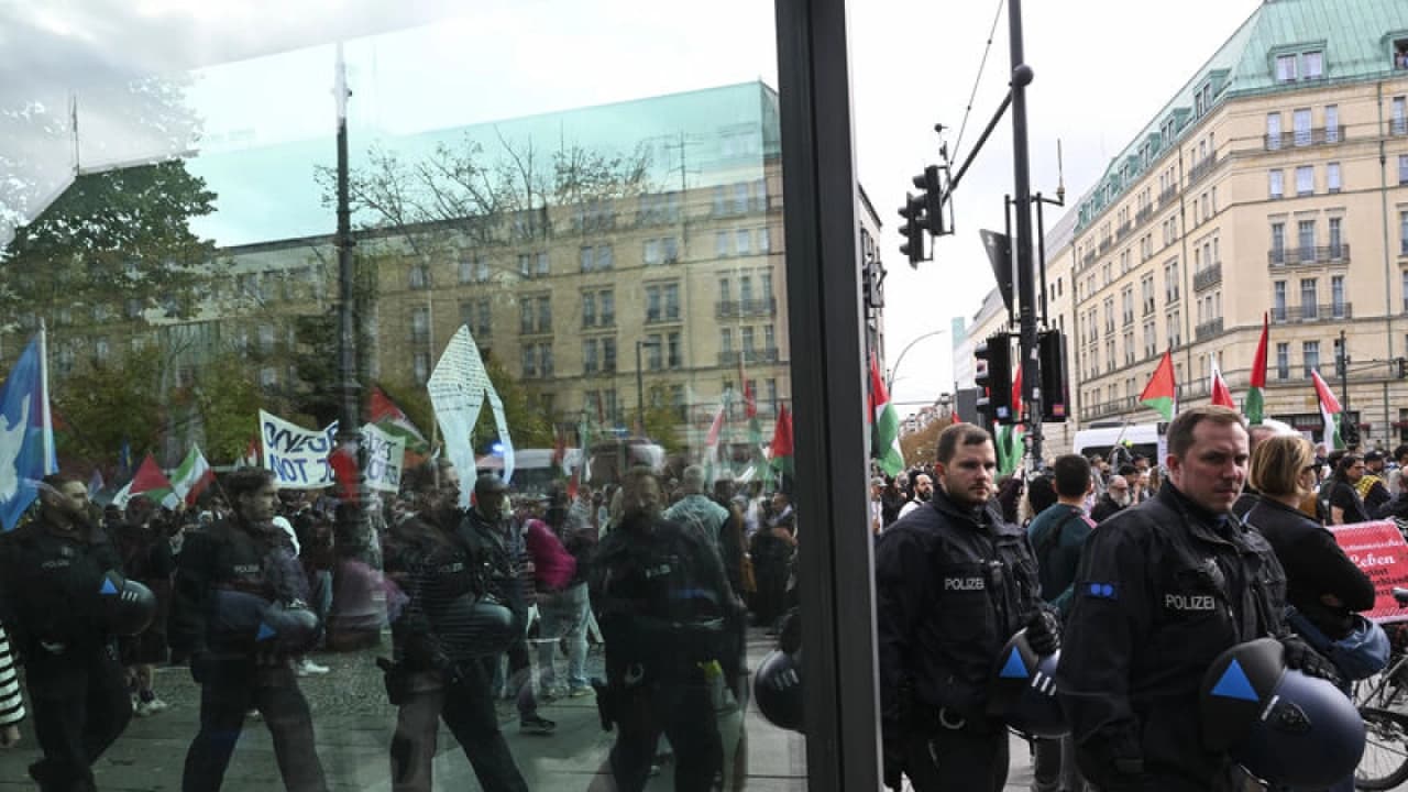 Berlin'de Silahlanma ve Zorunlu Askerlik Karşıtı Geniş Katılımlı Protesto