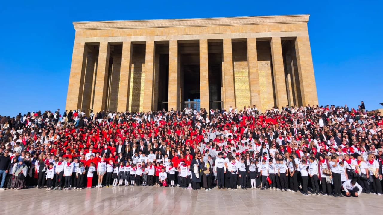 LÖSEV Ailesi Anıtkabir'de Buluştu: 100 Bin Kişi Ata'nın Huzuruna Çıktı