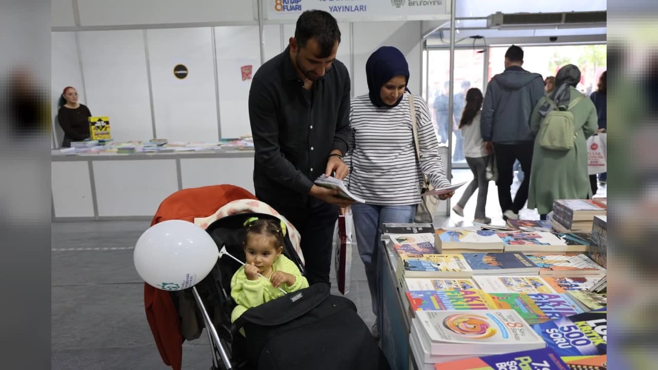 Minik eller bu fuarda ilk kitaplarını seçti