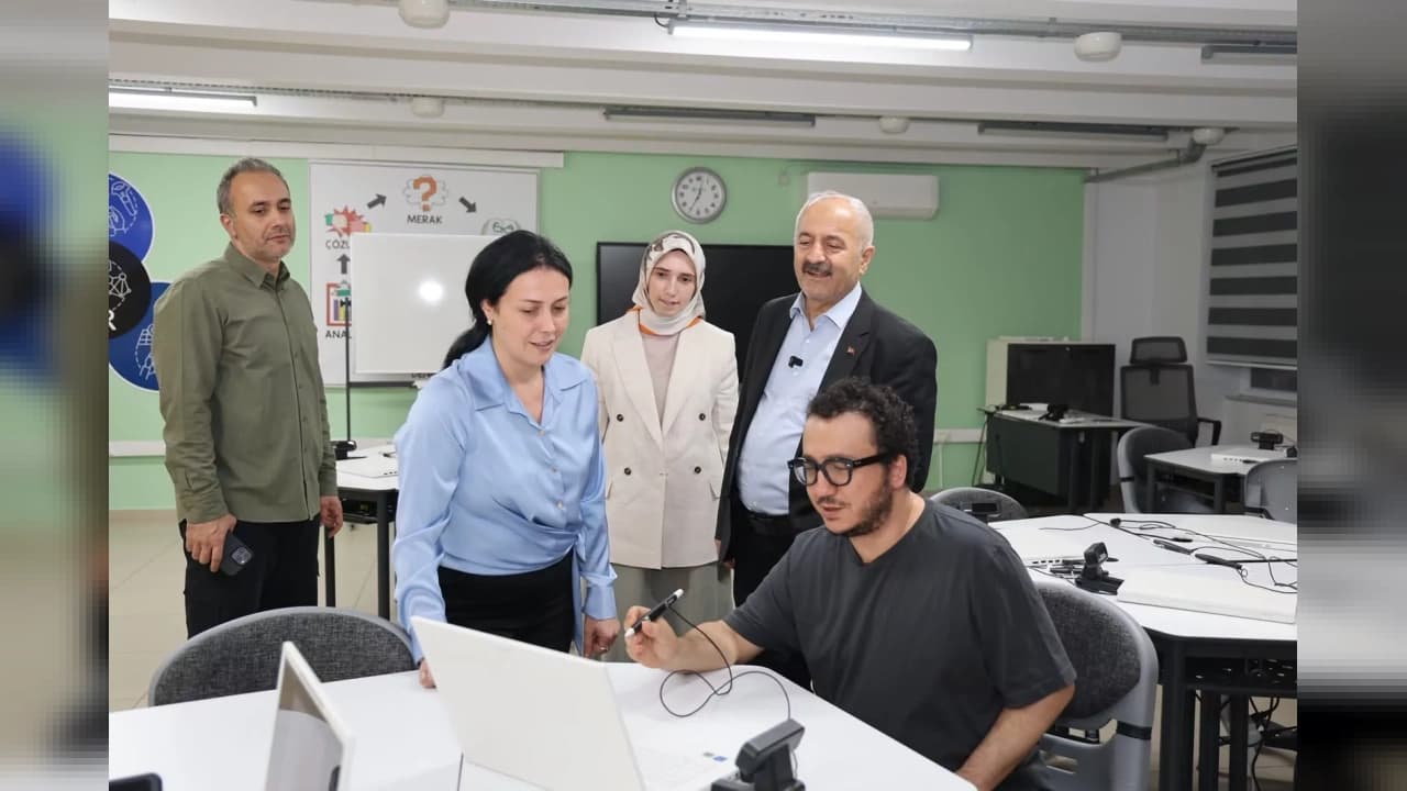 Prof. Dr. Oytun Erbaş Gebze’de Gençlerle Buluştu ve Söyleşi Gerçekleştirdi
