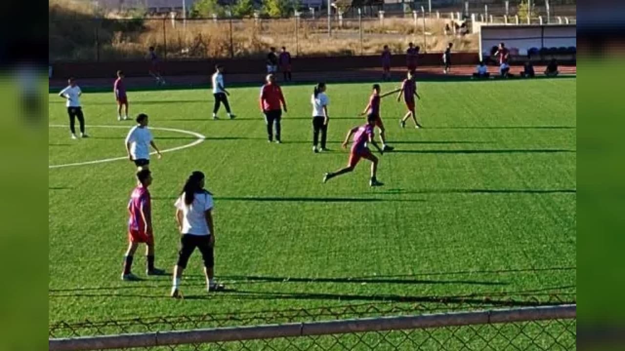 Ağrı'da Amatör Spor Haftası kapsamında kadın ve erkek futbolcular aynı sahada buluştu