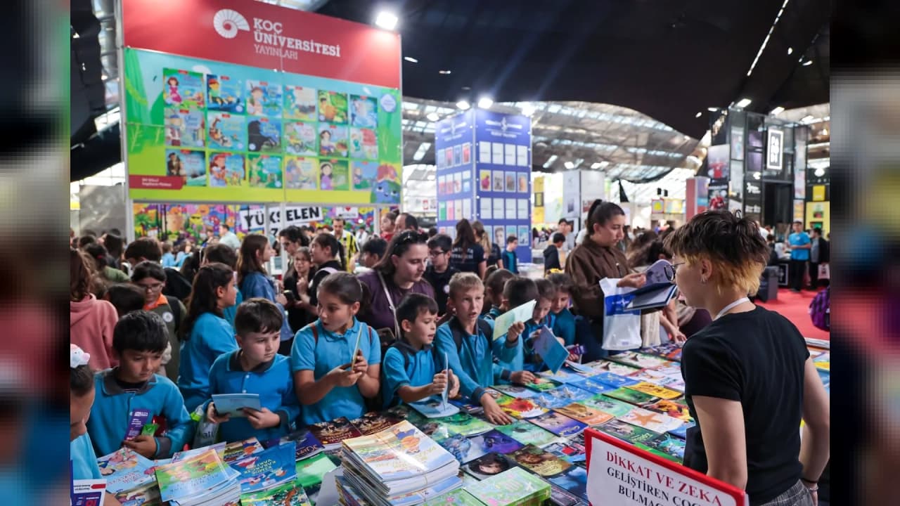 Antalya Kitap Fuarı’na öğrencilerden yoğun ilgi
