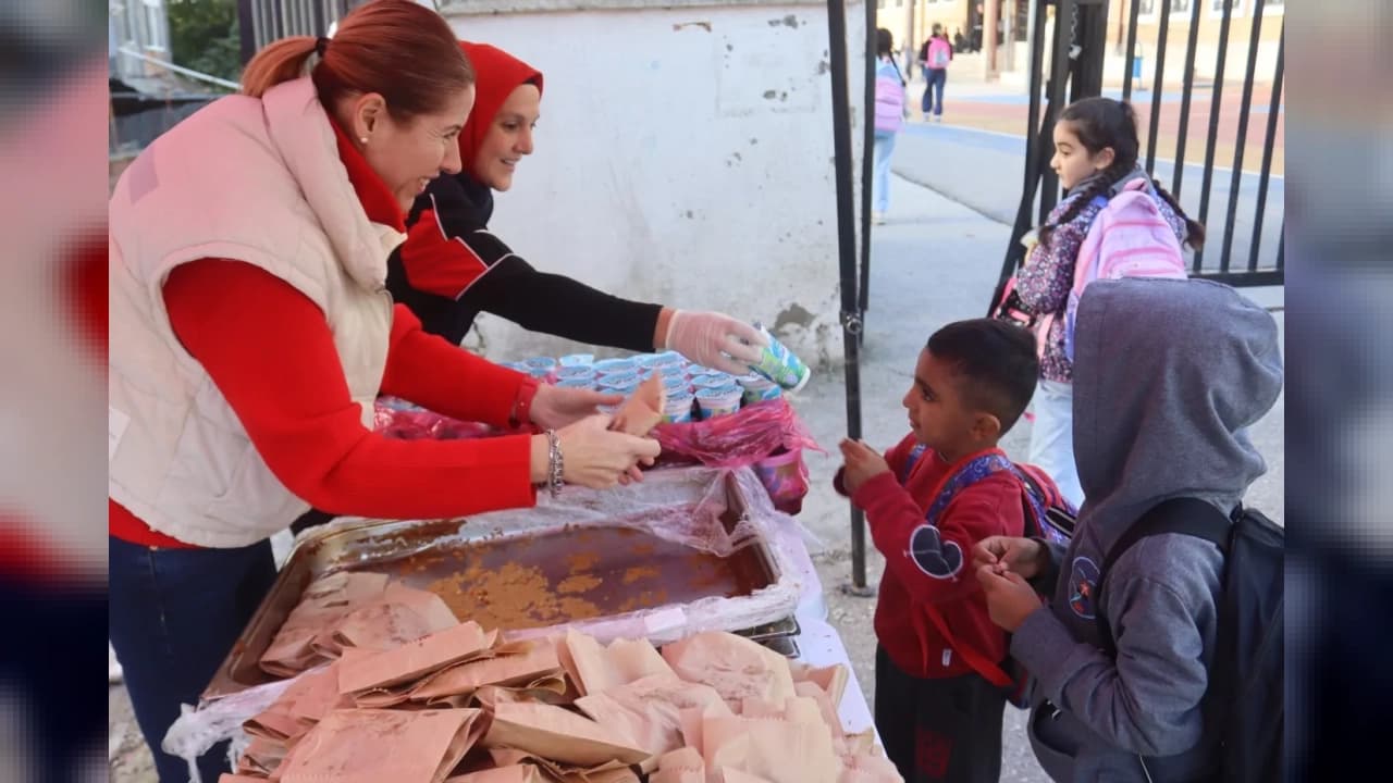 İzmit Belediyesi'nden Öğrencilere Beslenme Saati Projesi Kapsamında İkram