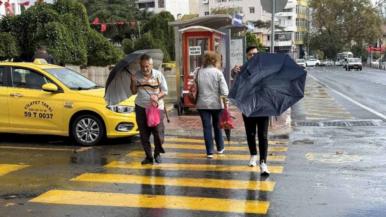 Meteoroloji'den 5 Bölge ile 3 İl İçin Şiddetli Sağanak ve Sel Uyarısı