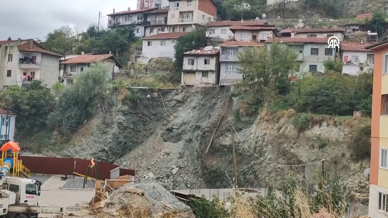 Tokat'ta inşaat kazısı nedeniyle yol çöktü