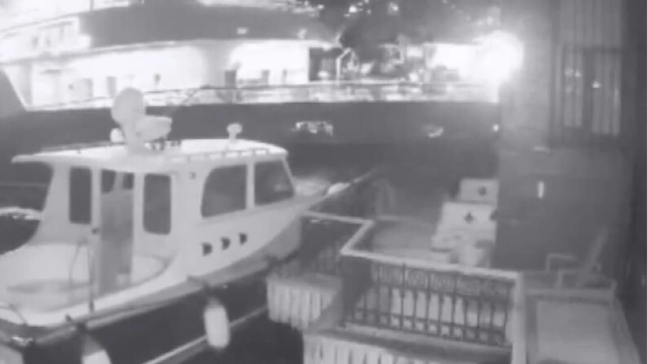 Üsküdar'da yolcu vapuru yalıya ve tekneye çarptı