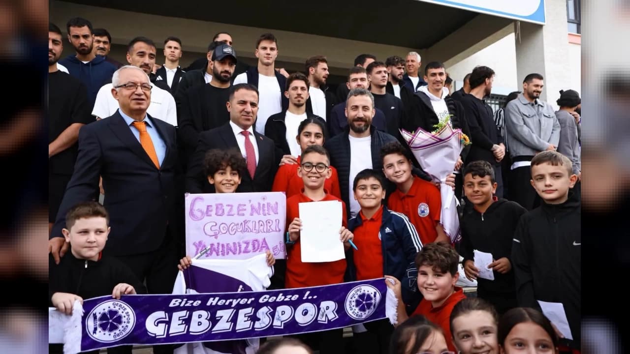 Gebzespor futbolcuları Aziz Sancar Ortaokulu'nu ziyaret etti