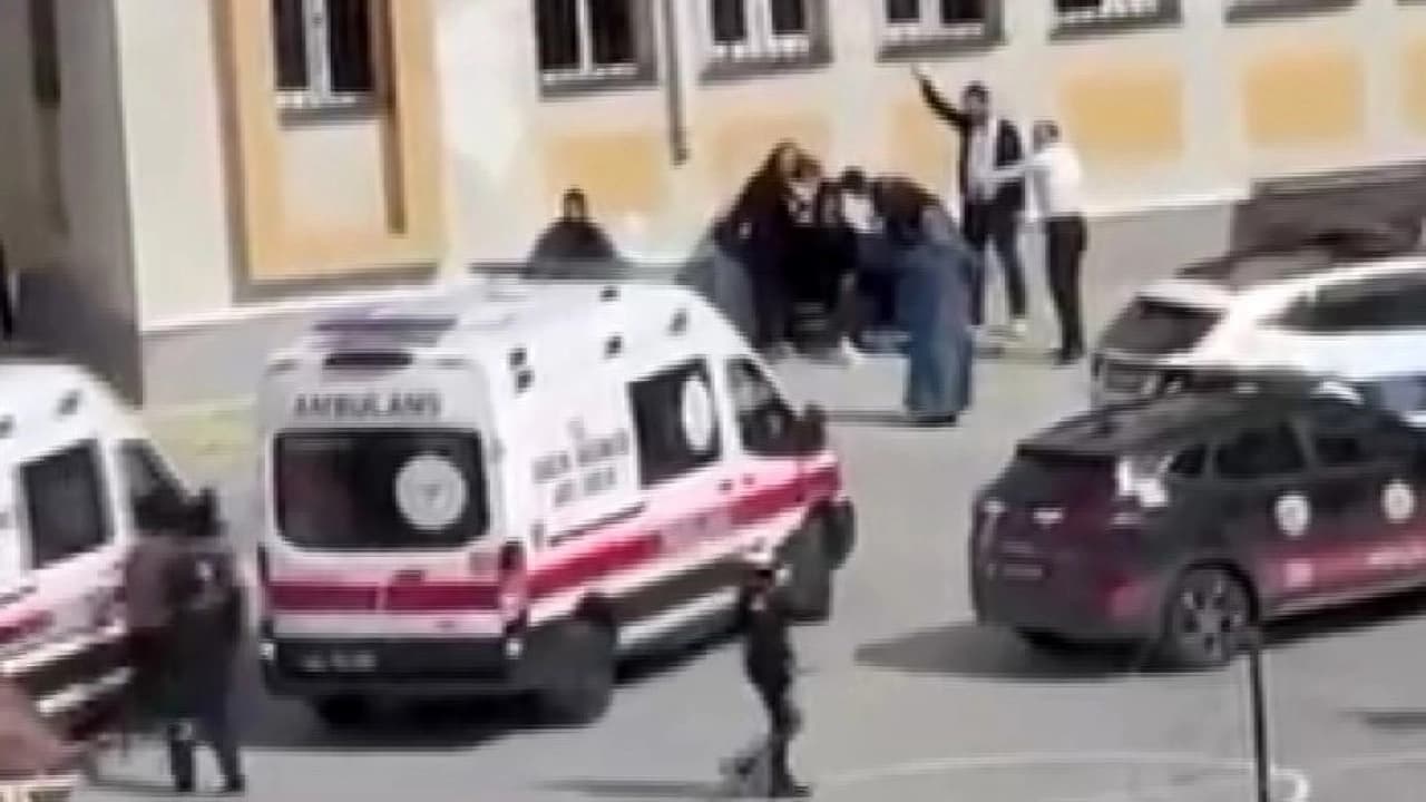 İstanbul Esenyurt'taki bir lisede bıçaklı kavga: 2 yaralı