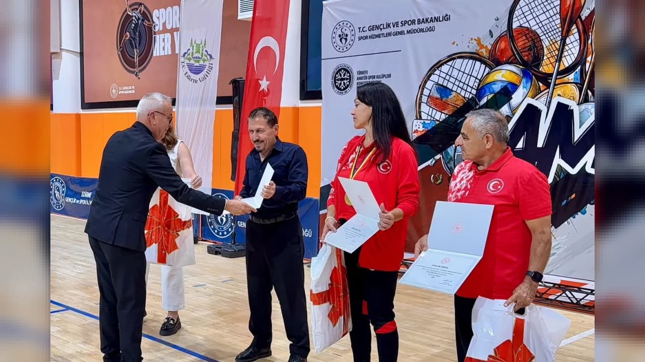 Karate Antrenörü Hamdi Çevik'e Yılın Enleri Ödülü Verildi