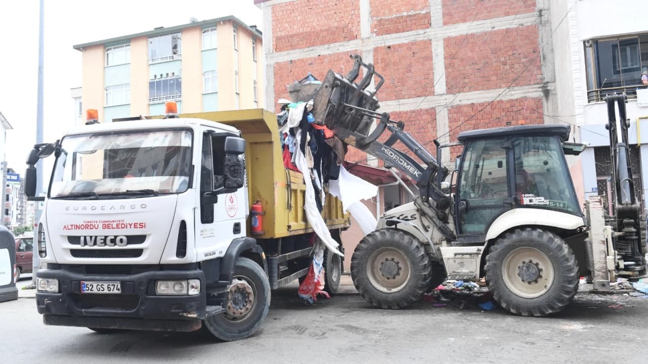 Ordu'da bir evden ve bahçesinden 20 kamyon çöp çıkarıldı