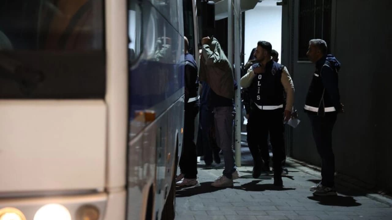 Bayraklı Belediyesi Soruşturmasında 43 Şüpheli Adliyeye Sevk Edildi
