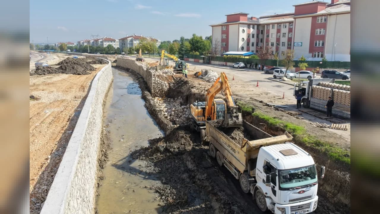 Bursa'da Hasanağa ve Ürünlü derelerinde taş duvar imalatı