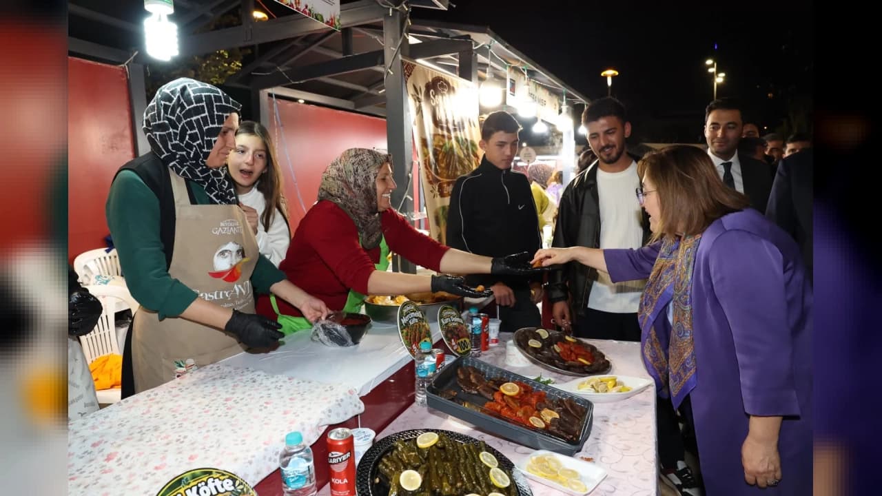 Fatma Şahin GastroAntep'teki 173 Standı İnceledi