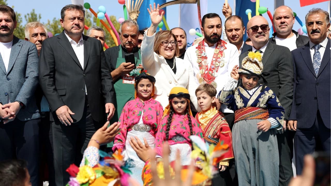 GastroAntep Festivali Tarihi Sokaklardaki Kortejle Başladı