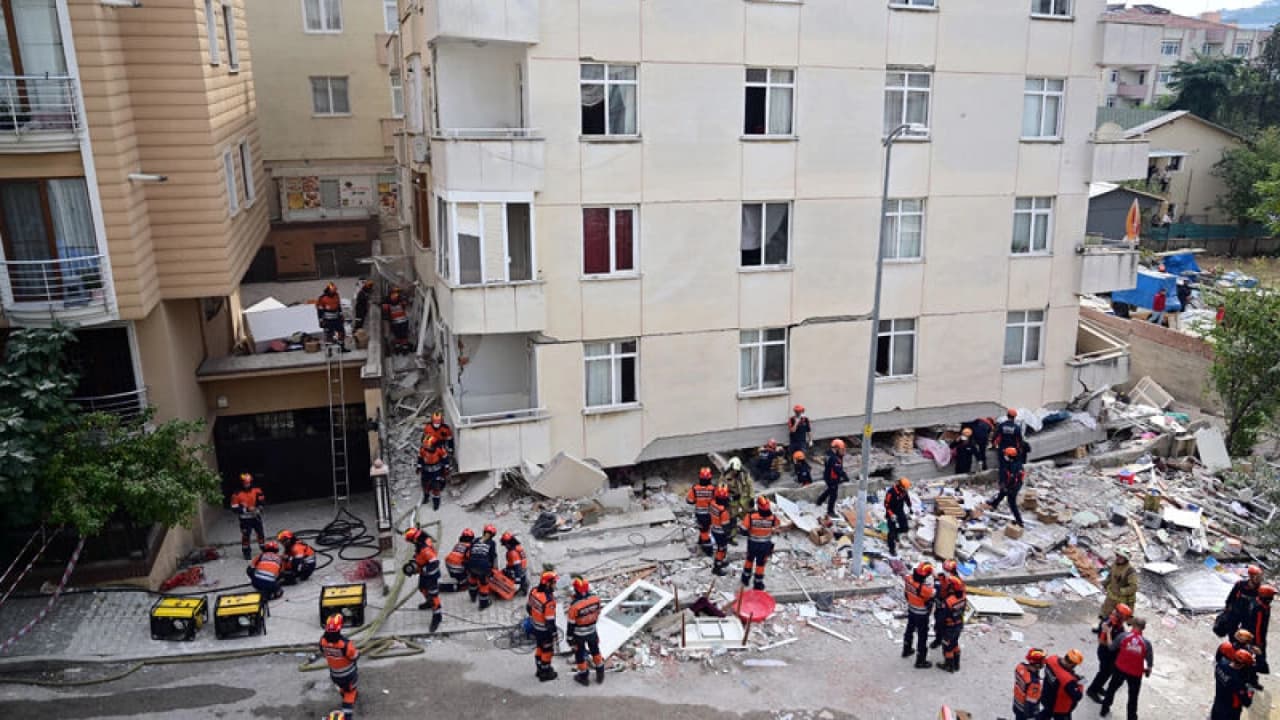 İstanbul Maltepe'de 39 yıllık bina çöktü, 2 kişi gözaltında