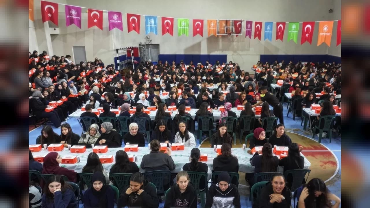 Kayseri Kocasinan Belediyesi’nden Behice Yazgan Kız Anadolu Lisesi’ne Kocaburger etkinliği