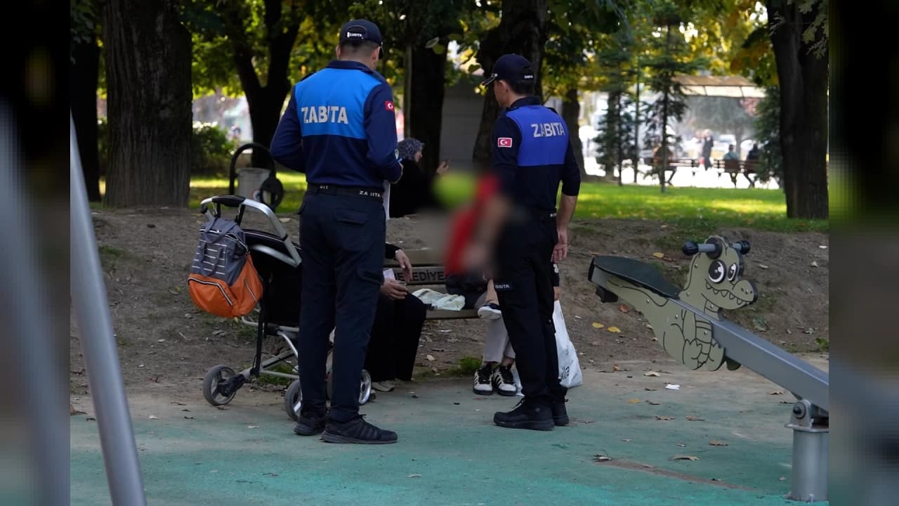 Düzce Millet Bahçesi'nde izmarit atanlara ceza kesildi