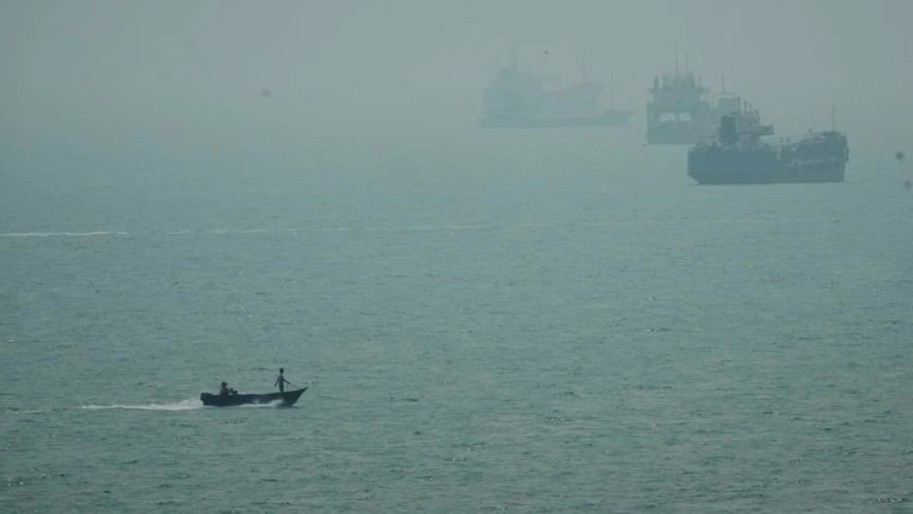 Hürmüz Boğazı'nda alternatif rotayı kullanan süper tanker mayına çarptı