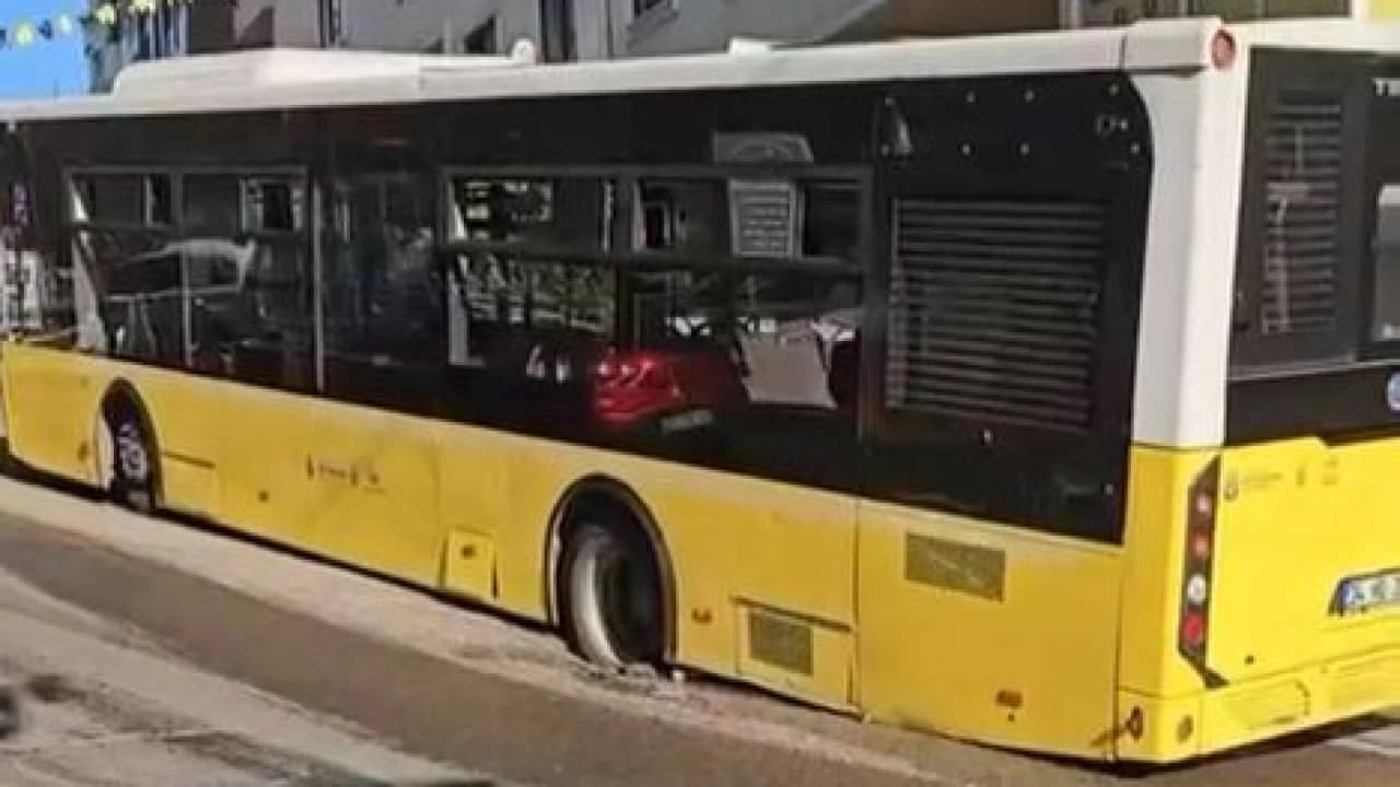 Maltepe'de asfalt çöken çukura düşen İETT otobüsü çıkarıldı