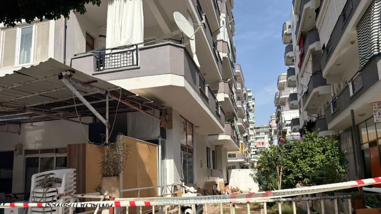 Alanya'da tartıştığı kız kardeşini balkondan atan kişi intihar etti