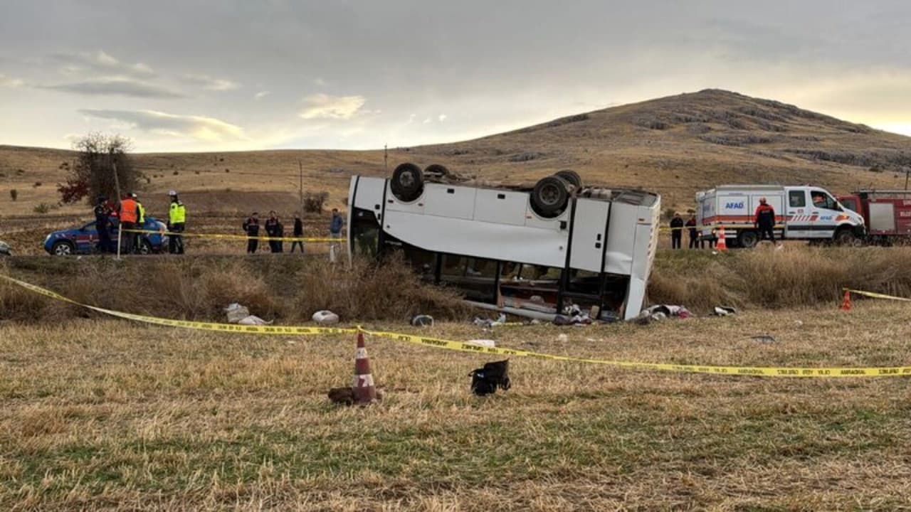 Afyonkarahisar'da işçi midibüsü devrildi: 28 kişi yaralandı