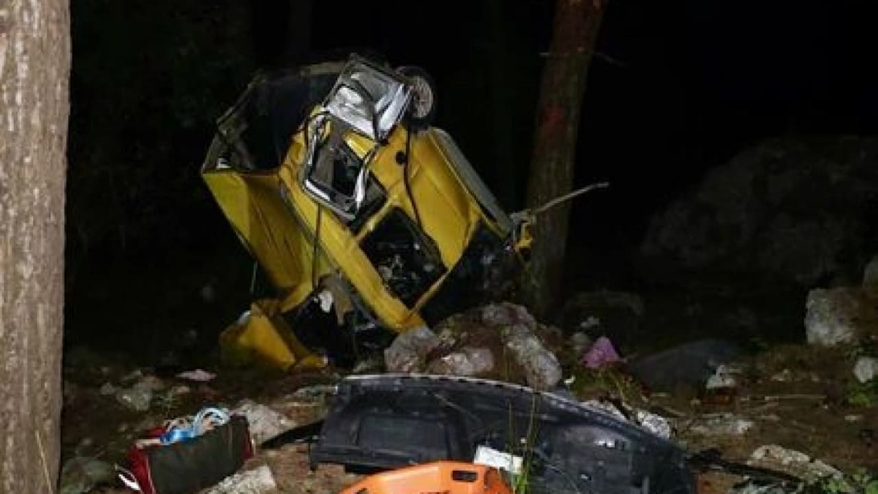 Antalya'da hafif ticari araç uçuruma devrildi: 2 ölü, 4 yaralı