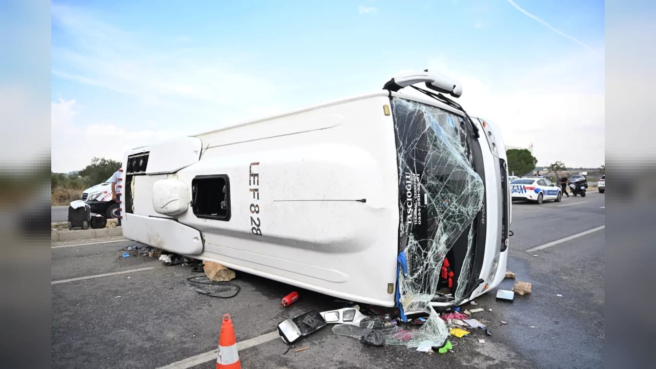 Antalya-Isparta karayolunda otobüs devrildi: 1 yarısı ağır 17 yaralı