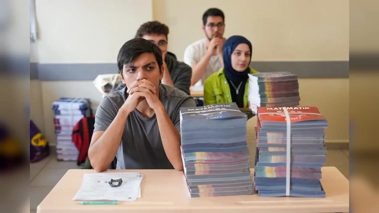 Maltepe Belediyesi LGS ve YKS’ye Hazırlanan Öğrencilere 381 Kaynak Kitap Dağıttı