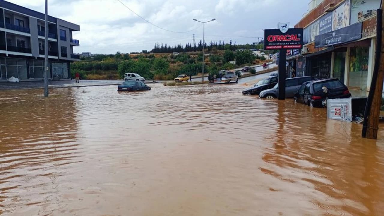 Mersin'in Silifke ilçesinde sağanak sele dönüştü
